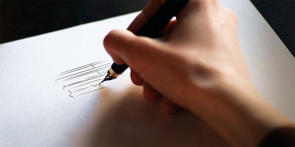 Mão desenhando planta