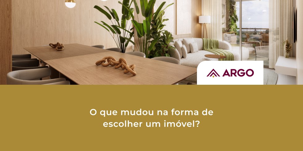 Sala de estar e jantar integrada de apartamento ARGO, com mesa de madeira, plantas e varanda ao fundo